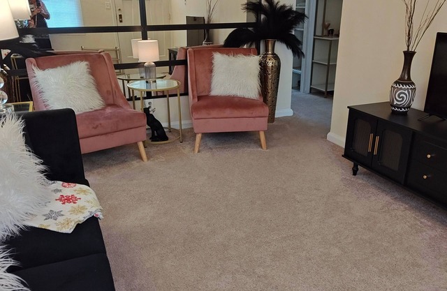 Charming 2-bedroom apartment with WiFi, AC in Portsmouth. Close to Rivers Casino