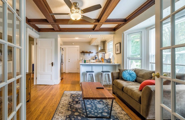 Charming 2-bedroom apartment close to everything on quiet street