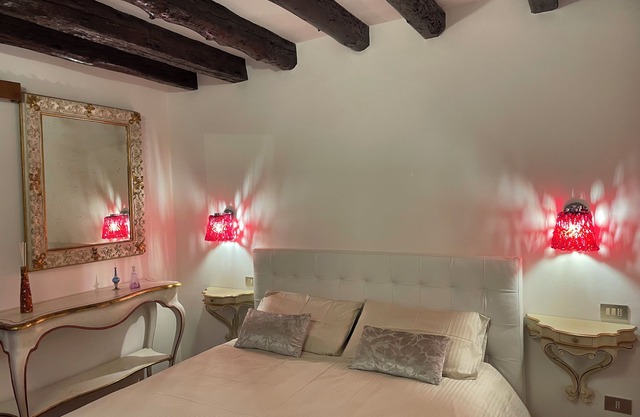 Charming 2-bedroom apartment with WiFi, AC in delightful Venezia