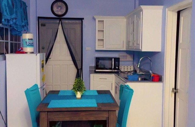 Charming 2-bedroom apartment located in Providence EBD with WiFi, AC