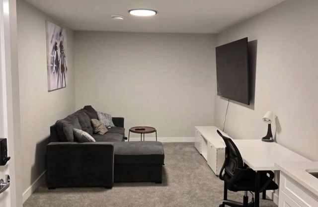 Charming 2-bedroom basement in Calgary