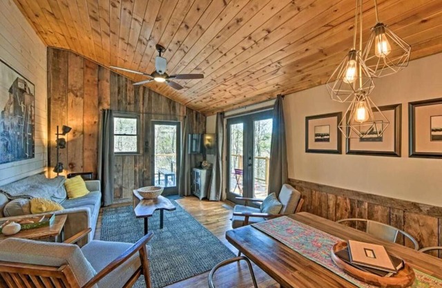 Charming 2-bedroom cottage in brilliant Blue Ridge with hot tub, patio, fire pit