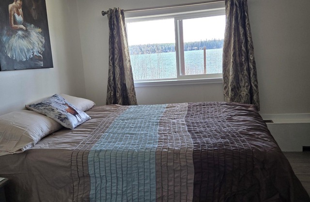 Charming 2-bedroom on Cluculz Lake.