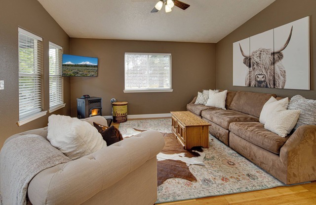 Charming 2-bedroom condo walking distance from cozy & quaint downtown Sisters.