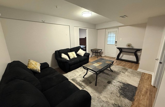 Charming 2-bedroom condo in brilliant Bowie with AC