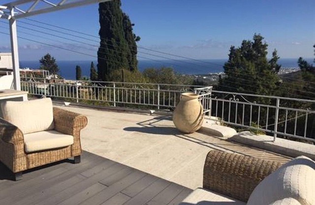 Charming 2 bedroom cottage in the heart of Karmi village