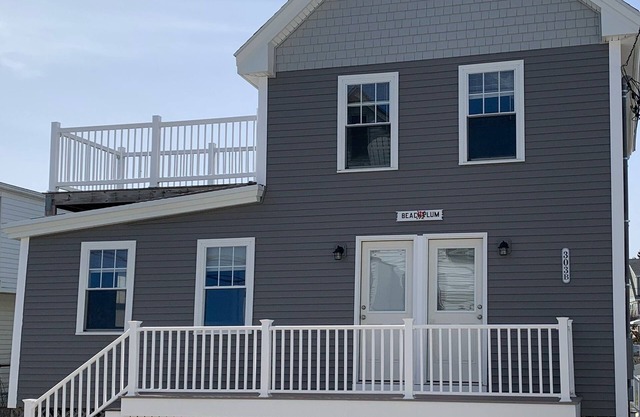 Charming 2-bedroom first floor apartment in delightful York Beach with AC, WiFi