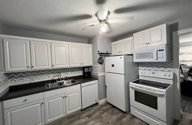 Charming 2-bedroom house with AC and WiFi in delightful Edgewater