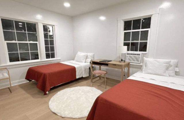 Charming 2-bedroom house in nice San Mateo with WiFi, AC