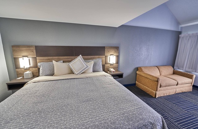 Charming 2-bedroom hotel suites with GYM, WIFI Breakfast in delightful Falmouth