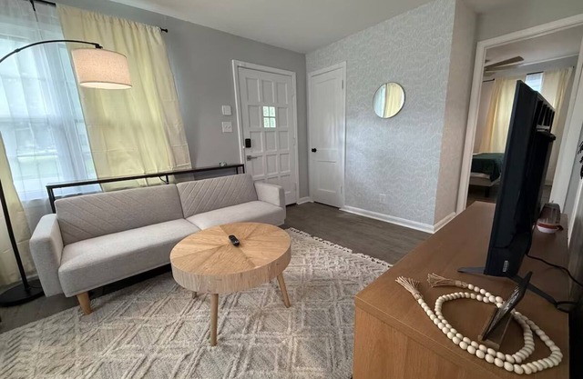 Charming 2-bedroom house in welcoming Fremont with AC
