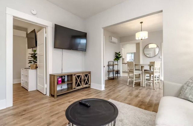 Charming 2-bedroom house in Seattle with WiFi, AC