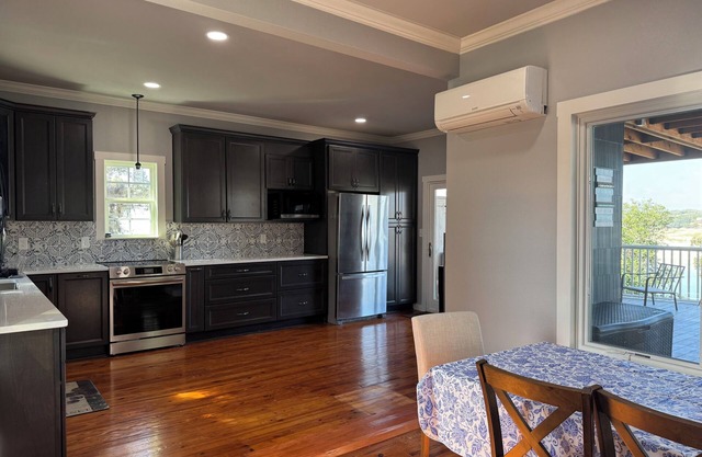 Charming 2-bedroom house on Medina Lake