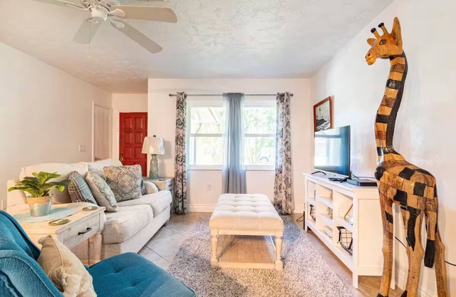 Charming 2-bedroom house with private pool near historic downtown Venice