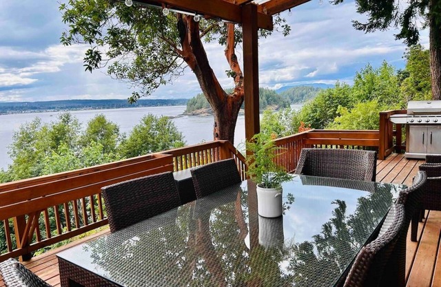 Charming 2 Bedroom Q Cove Cabin - Spectacular Ocean views & Pet Friendly!