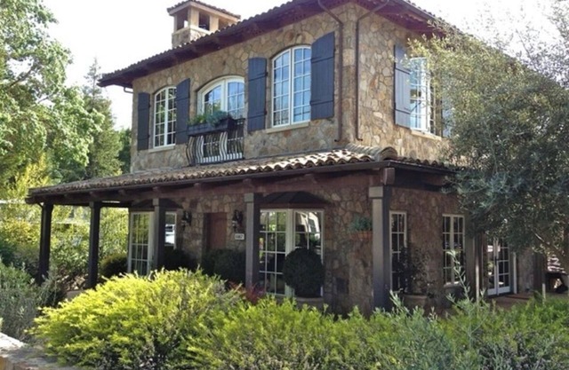 Charming 2-Bedroom Stone House in Downtown Yountville!