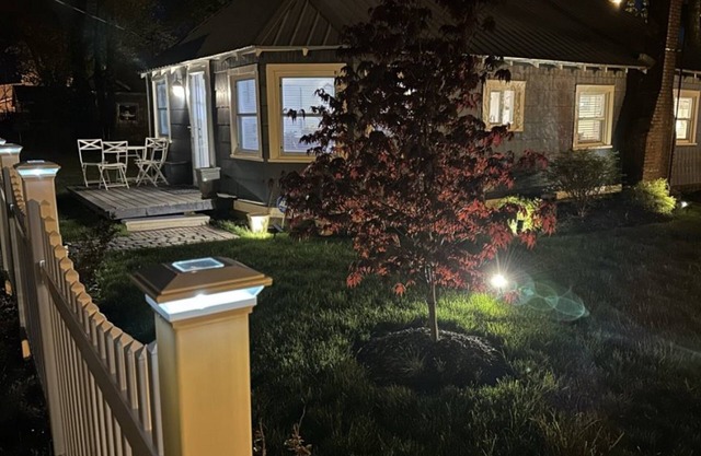 Charming 2 bedroom cottage 2 blocks from lake