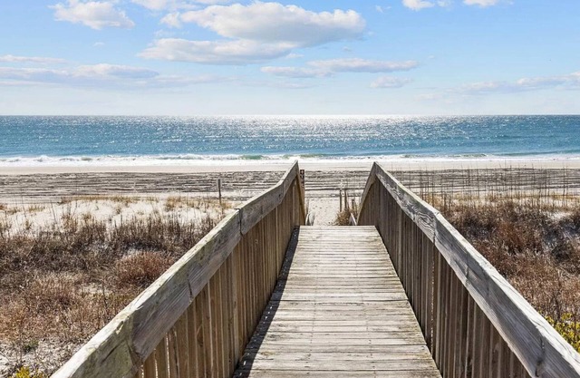 Charming 2-bedroom Oceanside apartment in the heart of Emerald Isle