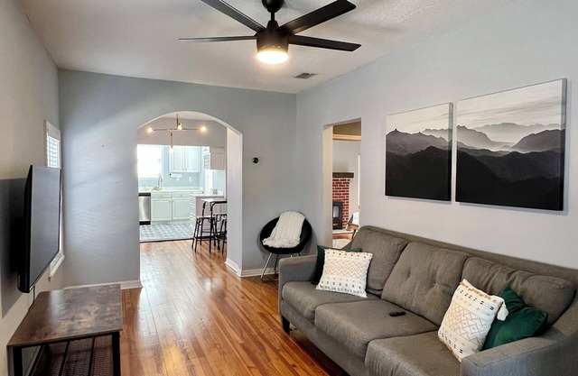 Charming 2-bedroom house 2 Porches, WiFi, AC & Firepit in Historic Neighborhood