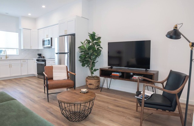 Charming 2-bedroom house in delightful Los Angeles with parking and laundry