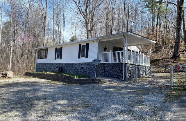 Charming 2-bedroom home, sleeps 6, near Hickory Star Marina. Boat parking