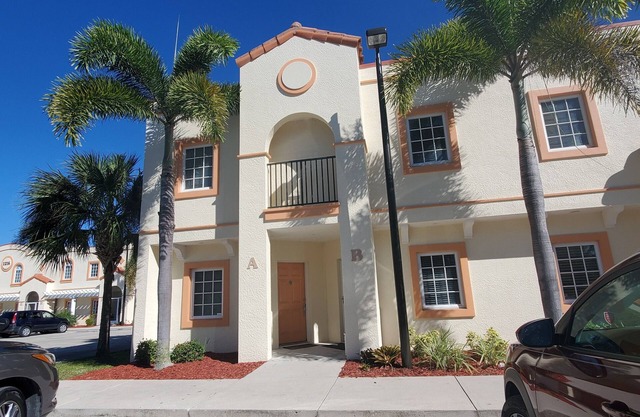 Charming 2-bedroom townhome at Golf course view in serene Punta Gorda