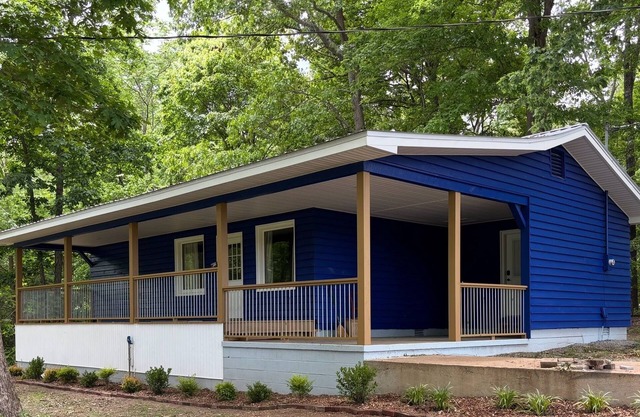 Charming 2-bedroom cabin in Springville with over an acre yard! Very peaceful!