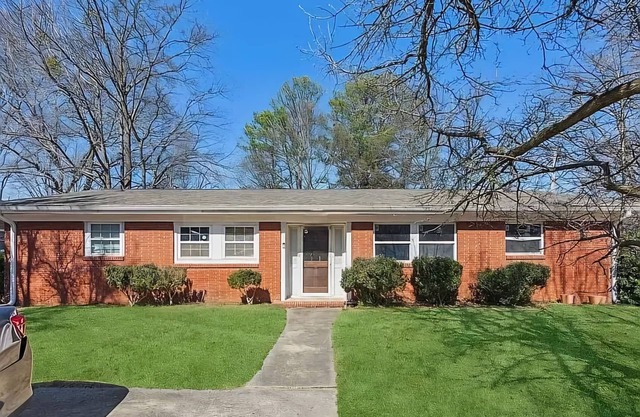 Charming 2-bedroom villa with WiFi, AC in beautiful Eagan Park area.