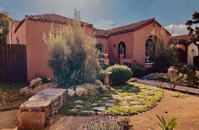 Charming 2-bedroom vacation home just 13 minutes from Long Beach Cruise Terminal