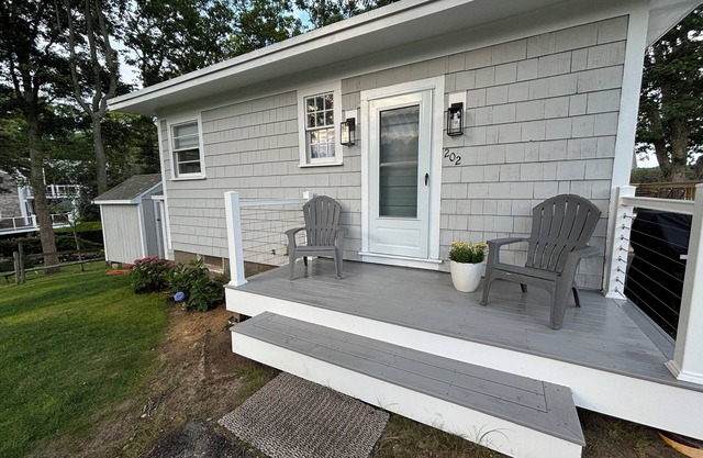 Charming 2-bedroom waterfront cottage/Falmouth with SPECTACULAR views AC, WiFi