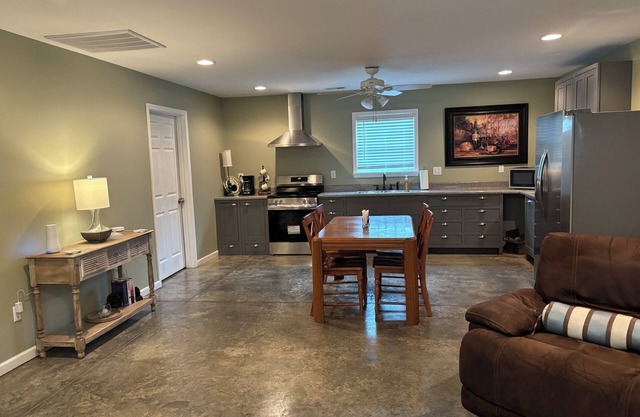 Charming 2-bedroom with WiFi, AC convenient to Albertville/Boaz
