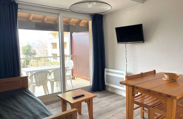 Charming 2-BR Apt for 4, Near Slopes, Stunning Views, Parking & Spa Access in Peyragudes