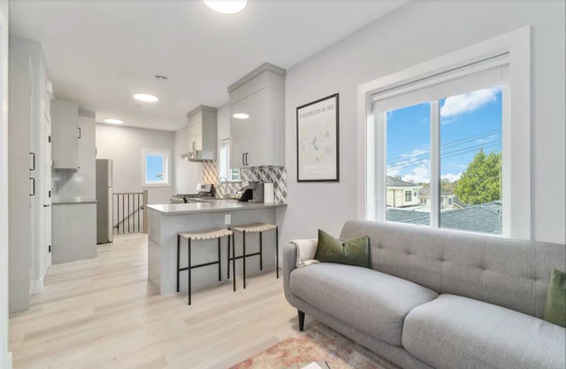 Charming 2 BR Lane way home