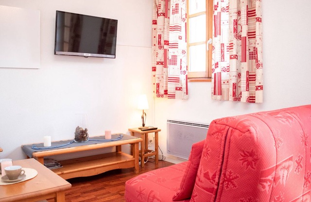 Charming 2-Room Apartment for 6 with Balconies and Seasonal Pool Access in Vignec