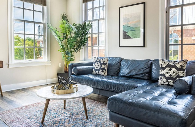 Charming 2BR Apartment in Alexandria Near Metro