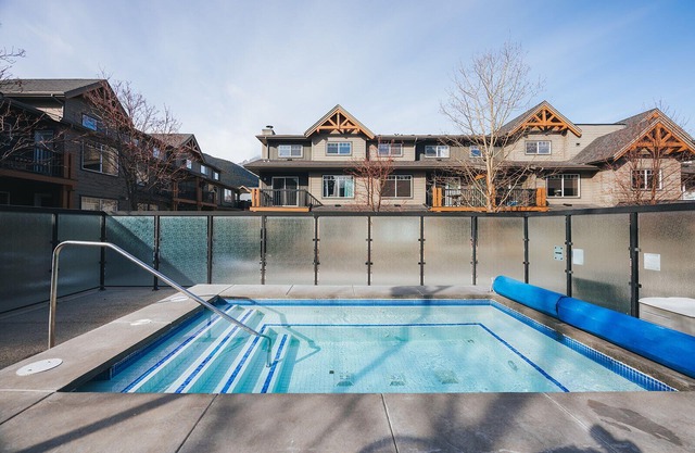 Charming 2BR condo near Canmore and Banff - Hot tub, gym, pet friendly