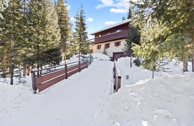 Charming 2BR Mountain Getaway - Near Hiking Trails