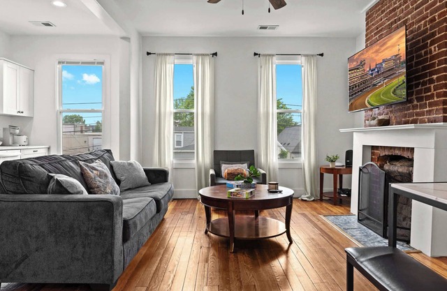 Charming 2nd-Floor Flat: 3BR, 2BA, Free Parking