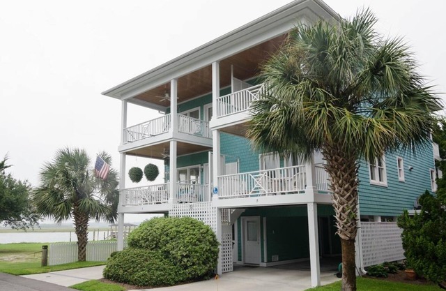 Charming 3 BR townhouse with sound views!