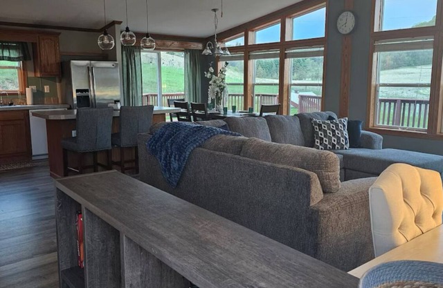 Charming 3-bedroom farmhouse in rural Richland Area with hot tub and A/C