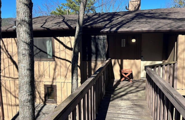 Charming 3-bedroom townhome with AC, WiFi in fabulous McGaheysville