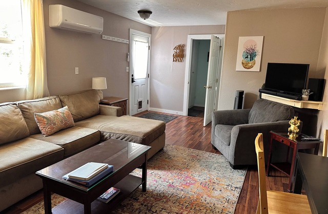 Charming 3-bedroom apartment with WiFi, AC walkable to downtown La Grande