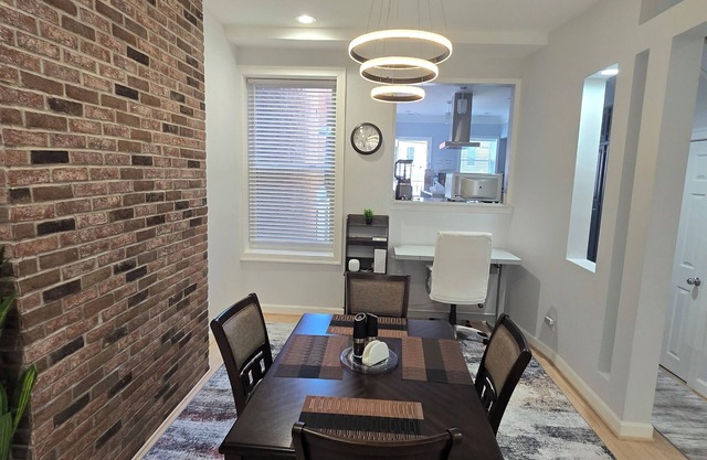 Charming 3-bedroom by Convention Center DC WiFi, AC, Free off street Parking