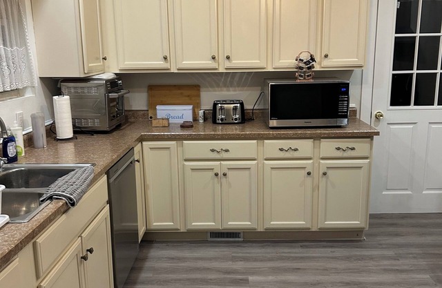 Charming 3-bedroom bungalow with WiFi, AC in delightful Bedford