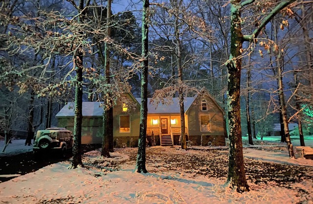 Charming 3-bedroom corner cottage in Boaz, with plenty of indoor/outdoor space.