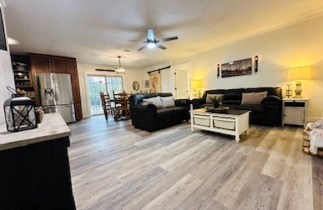 Charming 3-bedroom farmhouse in Graceville with AC, WiFi