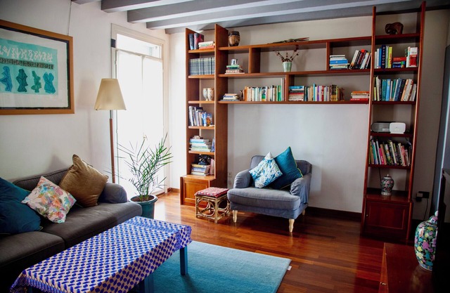 Charming 3-bedroom flat next to hospital and playground, 10 min walk to centre