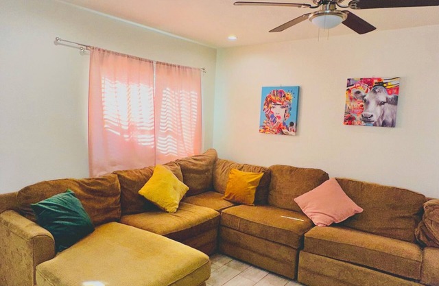 Charming 3-bedroom house for the holidays in Riverside!