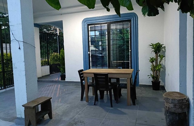 Charming 3-bedroom house with AC and WiFi in La Ceiba pet friendly home