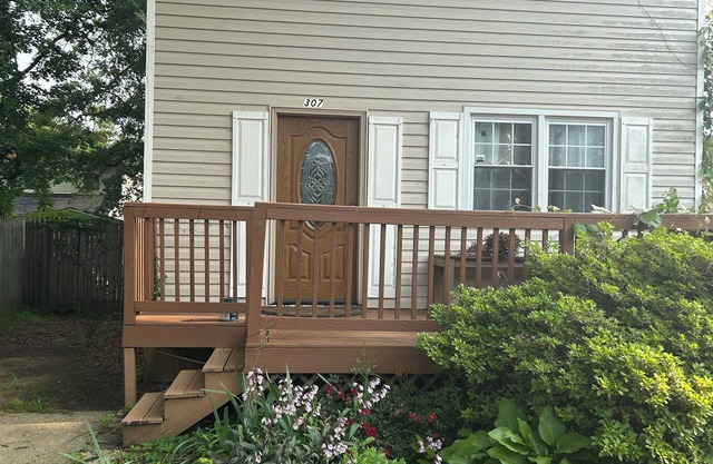 Charming 3-bedroom house with AC, WiFi in tranquil Edgewater on the bay .